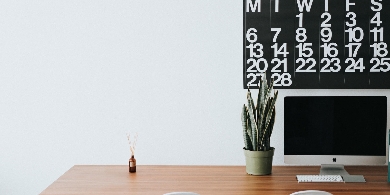 Consejos - Escritorio de trabajo con planta y computador