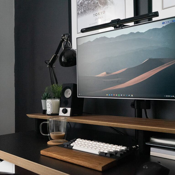 Escritorio con un monitor, taza de cafe y teclado - imange de nota de blog que es un monitor