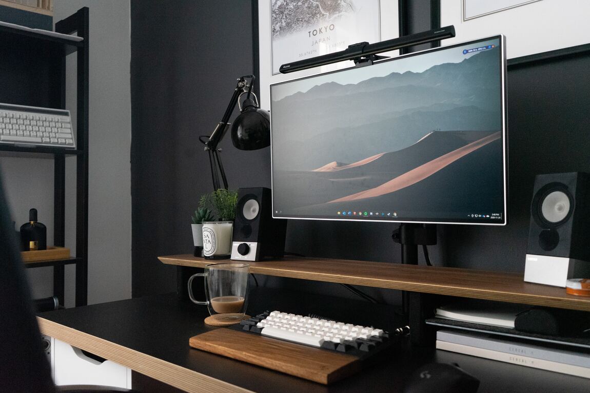 Escritorio con un monitor, taza de cafe y teclado - imange de nota de blog que es un monitor